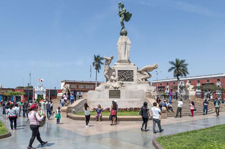 LAS ESTATUAS DE LA PLAZA DE ARMAS